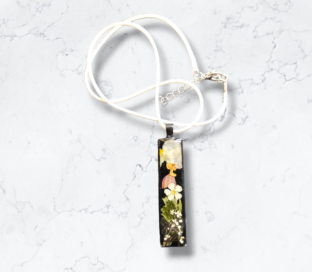 Embracing Nature's Elegance: The Enchanting World of Dried Flower and Resin Necklaces